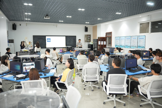 西安工商學院成功舉辦“AI創作工坊 AI探索與實踐”開發者沙龍活動